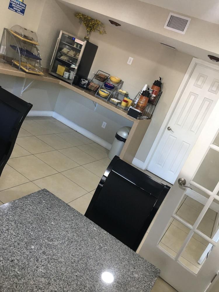 Days Inn By Wyndham Orange City/Deland Экстерьер фото